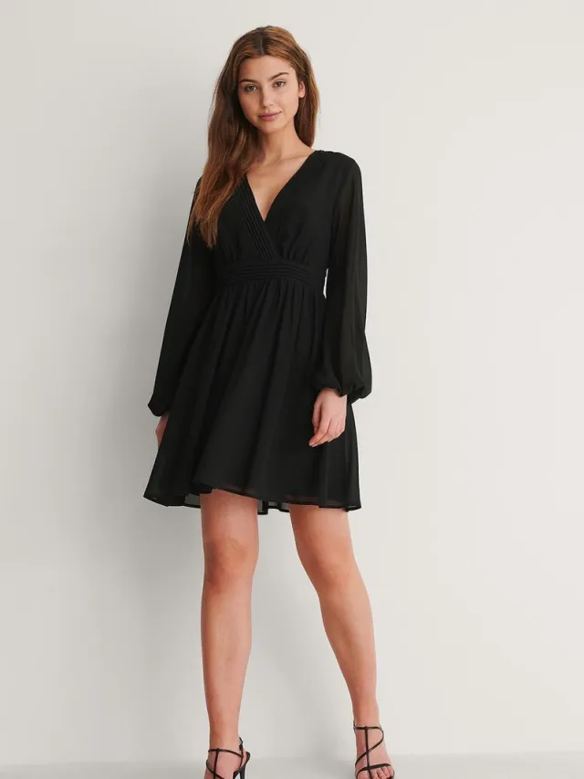 NA-KD Maat 34 Soepelvallende jurk met getailleerde middel Dames Black