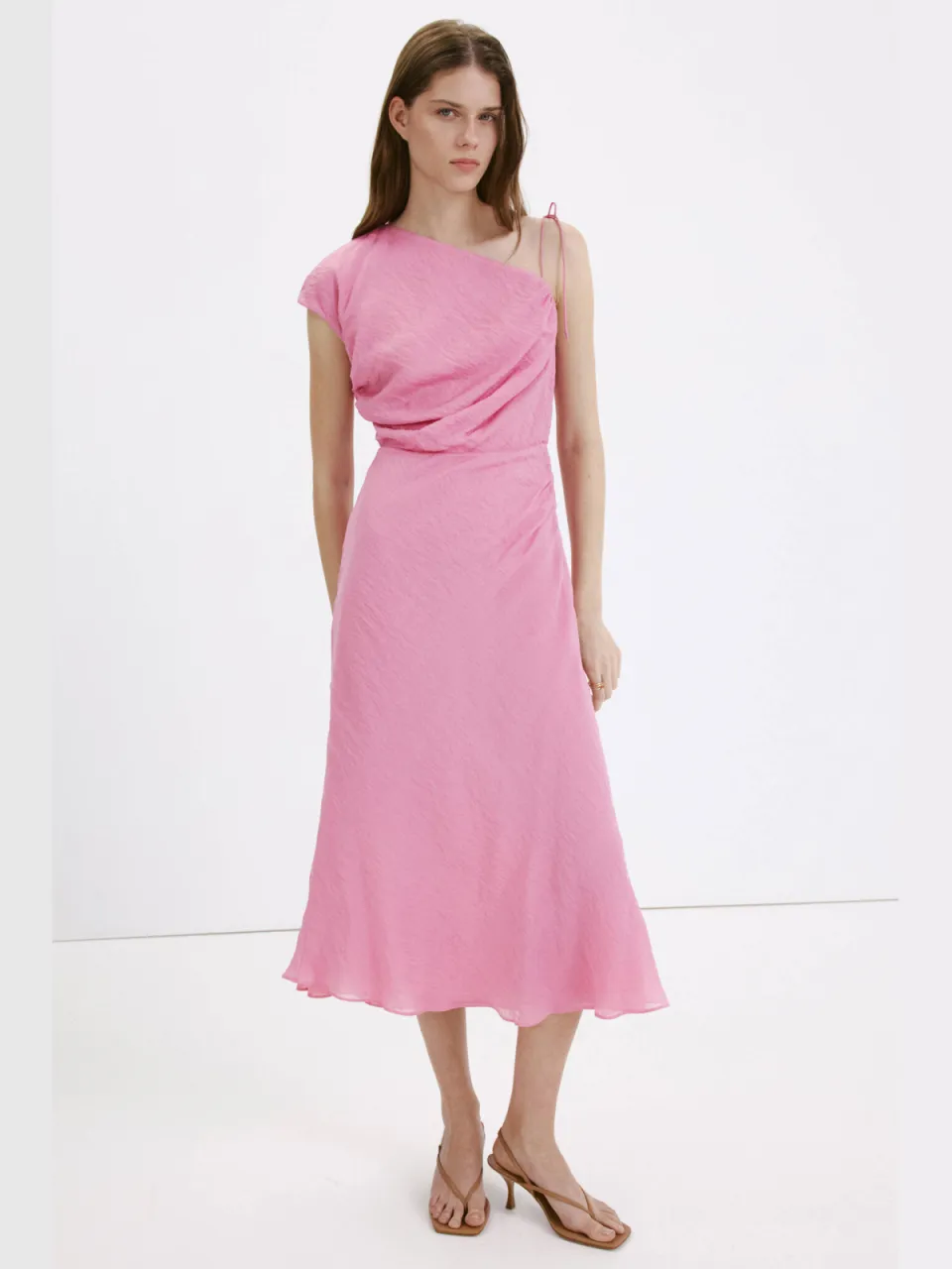 Mango one shoulder viscose midi jurk - lichtroze