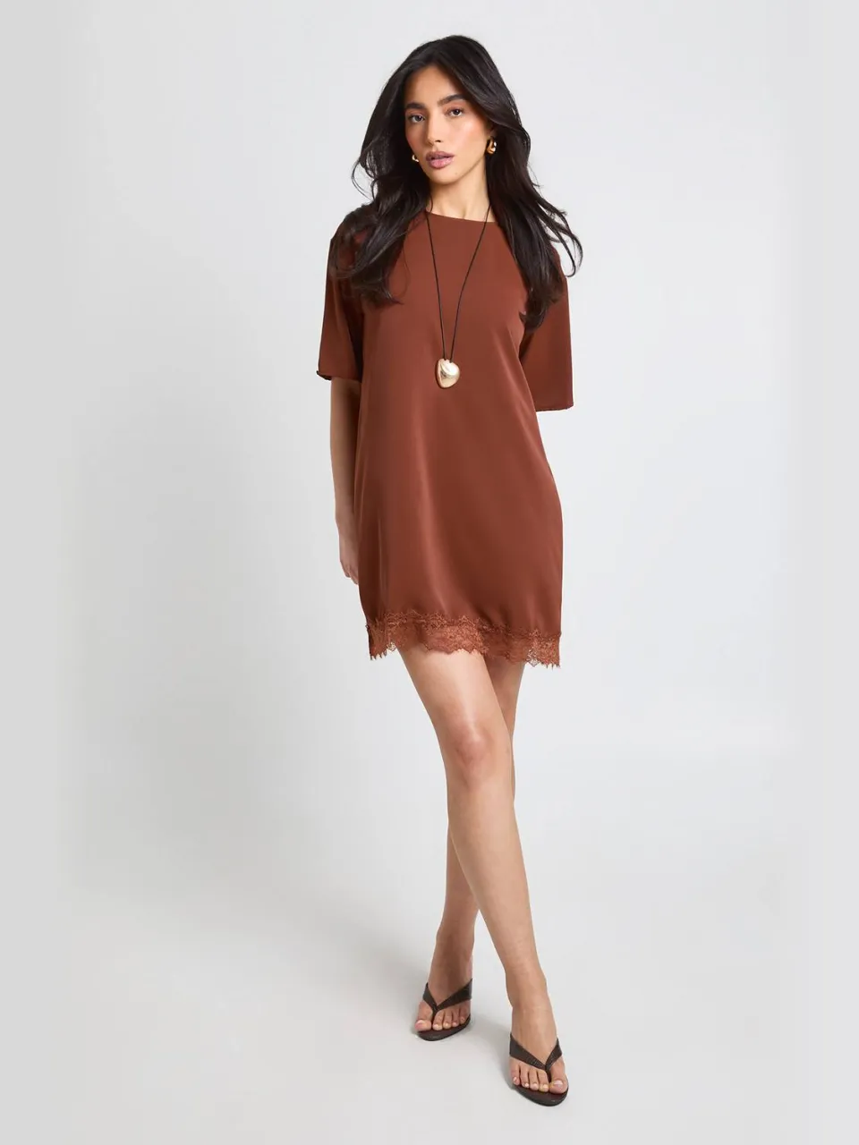 boohoo Dames Oversized Geweven T-shirt Jurk Met Kanten Zoom chocoladebruin, foto 3