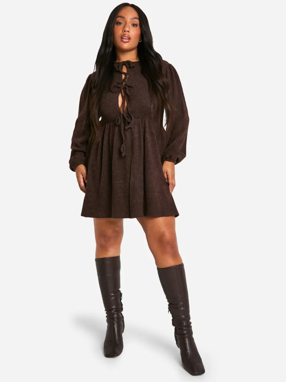 boohoo Dames Plus zachte rib tie-front smockjurk Mokka