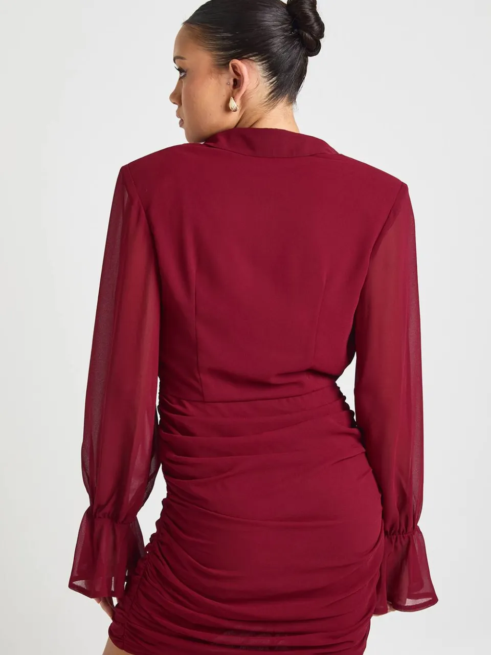 boohoo Dames Chiffon Cowl Neck Blousejurk bordeaux rood, foto 2