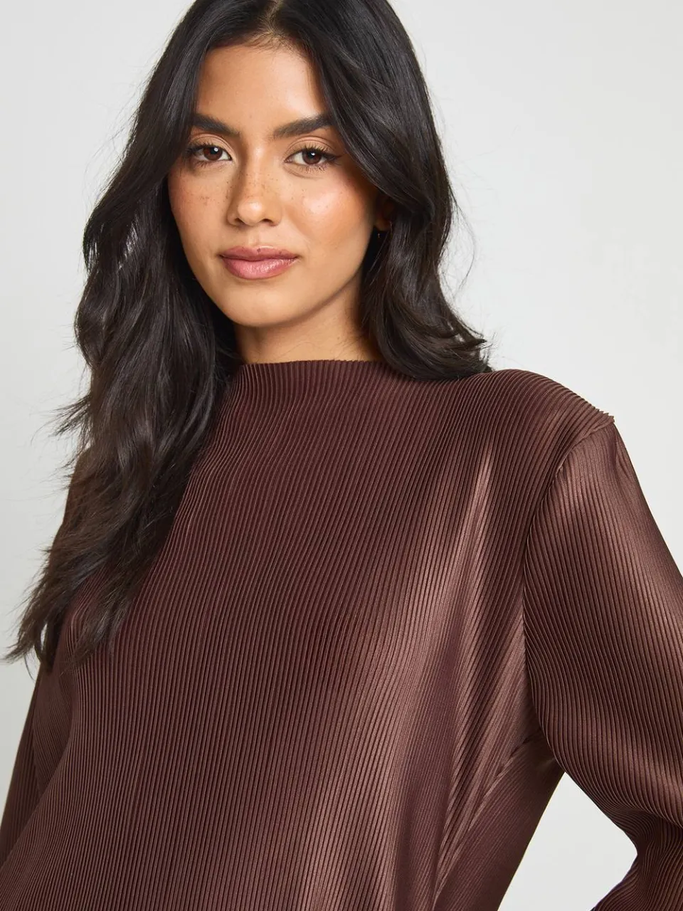 boohoo Dames Plisse Mini-jurk Met Uitlopende Mouwen chocoladebruin, foto 4