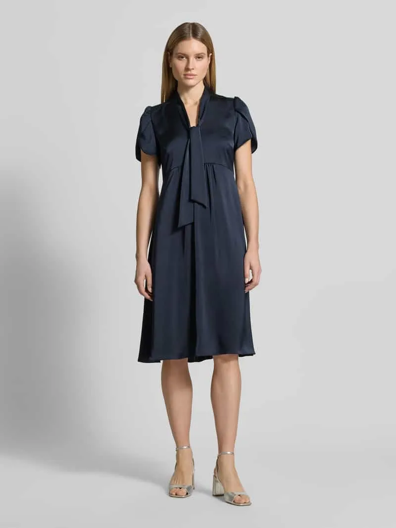 Christian Berg Woman Selection Midi-jurk met V-hals en Strik Marineblauw