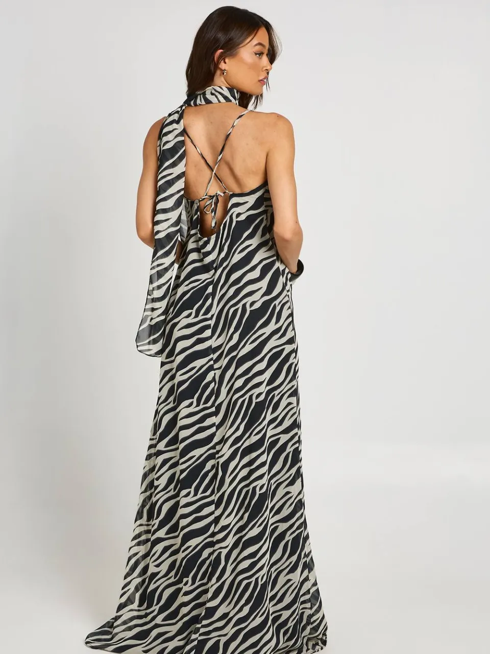 boohoo Dames Lange Maxijurk Met Zebraprint Van Chiffon, Watervalhals En Sjaal zwart, foto 2