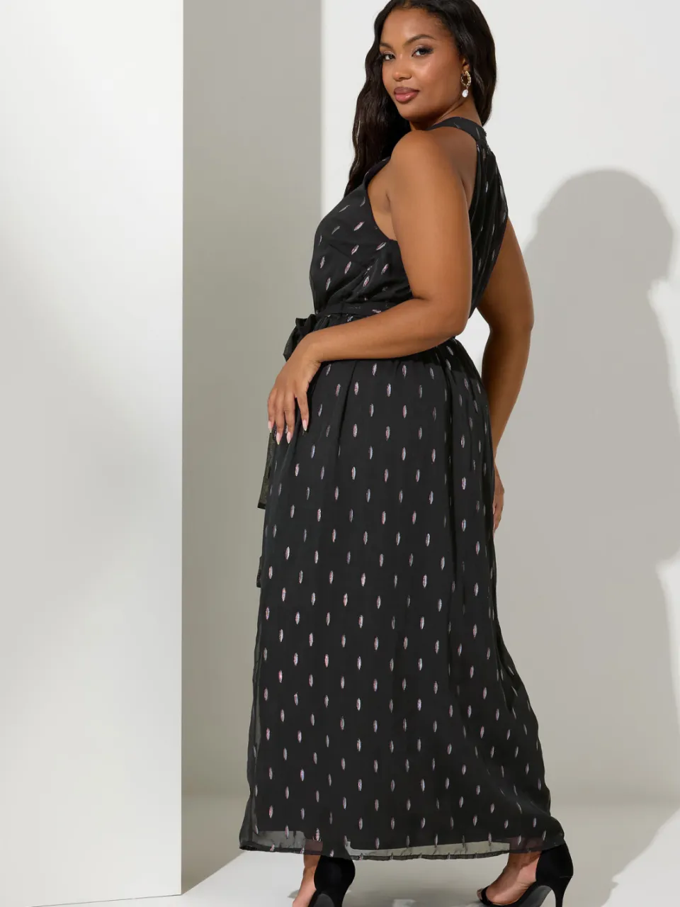 Yours London Mouwloze Maxijurk Met Stippenprint En Halternek In Metallic Zwart, foto 4