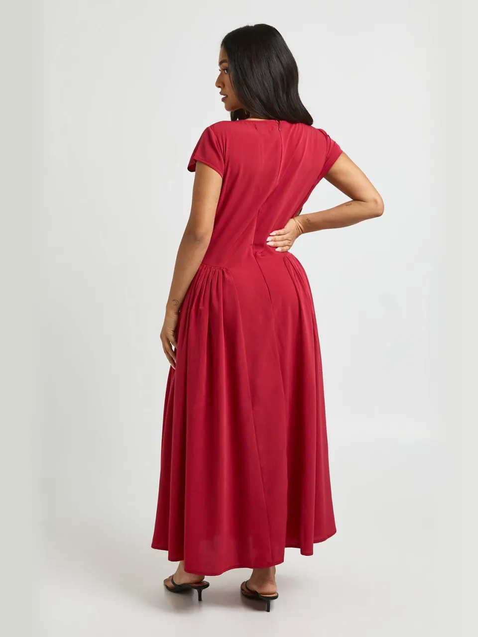 boohoo Dames Petite Getextureerde Volume Rok Midaxi Jurk bordeaux rood, foto 3