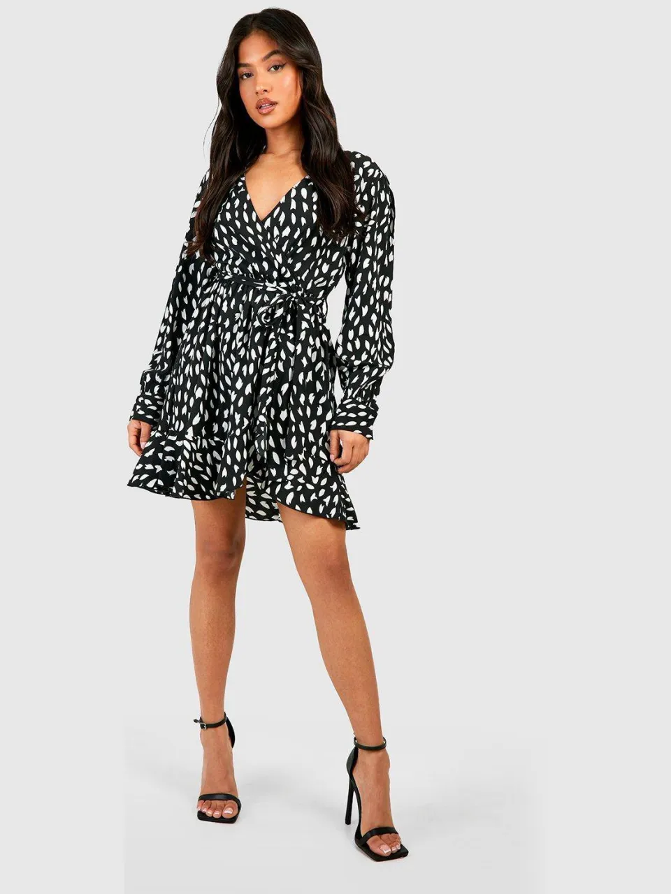 boohoo Dames Petite Smudge Print Ruffle Geweven Wikkeljurk zwart, foto 3