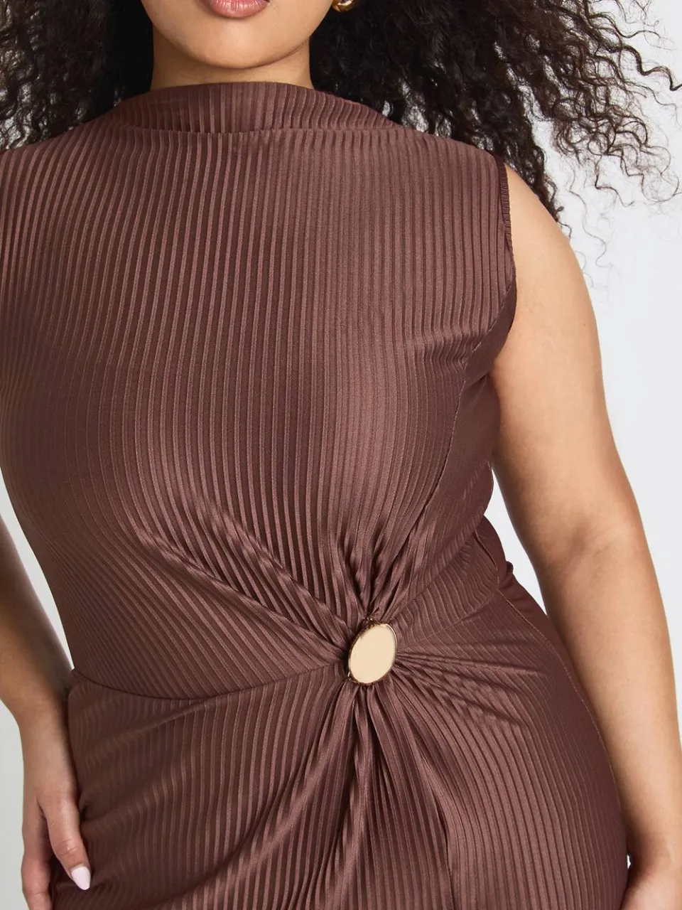 boohoo Dames Plus Maxi Jurk met Gouden Bies Plisse en Hoge Hals, foto 4