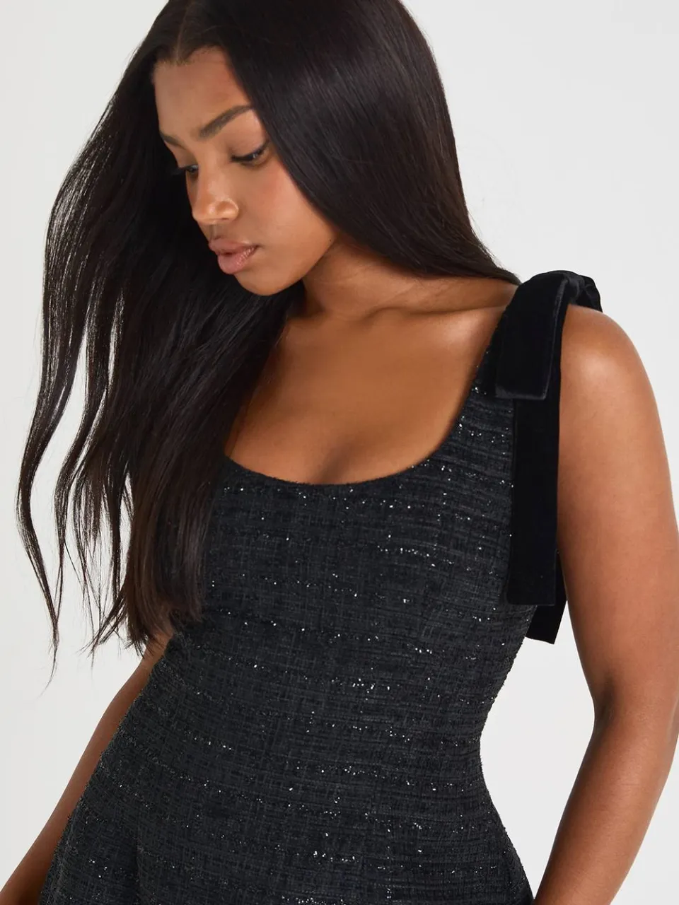 boohoo Dames Pailletten boucle ronde hals getailleerde minijurk zwart, foto 4