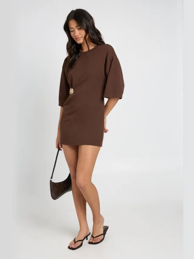 boohoo Dames Geweven Shift Jurk Met Goudkleurige Strik Detail Vooraan Chocoladebruin