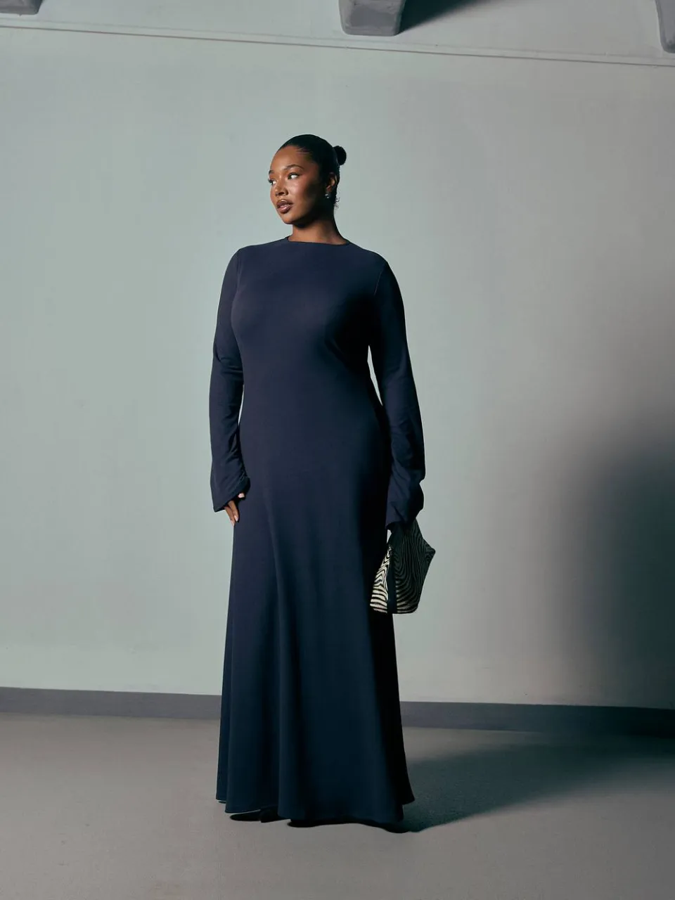 boohoo Dames Plus Basic Supersoft Maxi Jurk Met Uitlopende Mouwen zwart, foto 2