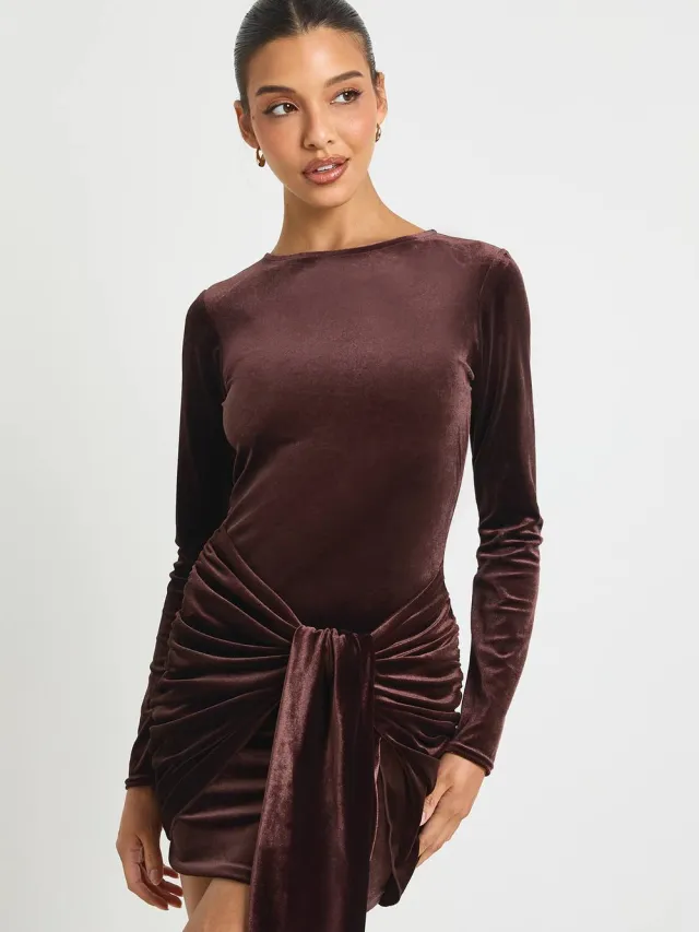 boohoo Dames Fluwelen mini-jurk met strik in de taille en lange mouwen chocoladebruin, foto 2