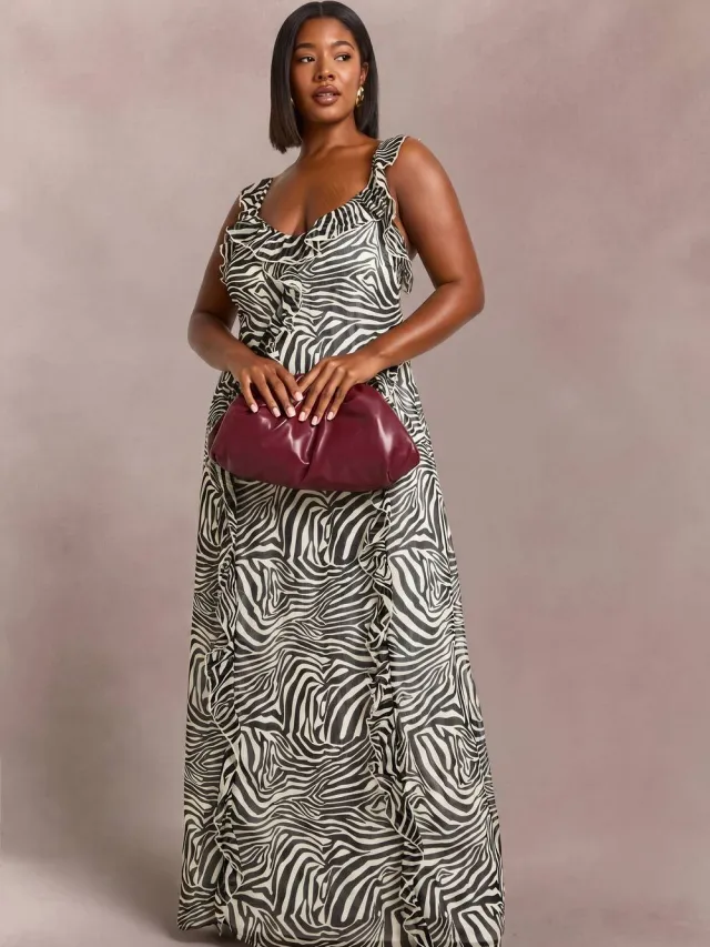 boohoo Dames Plus Zebra Chiffon Bandjes Ruches Maxi Jurk Crème