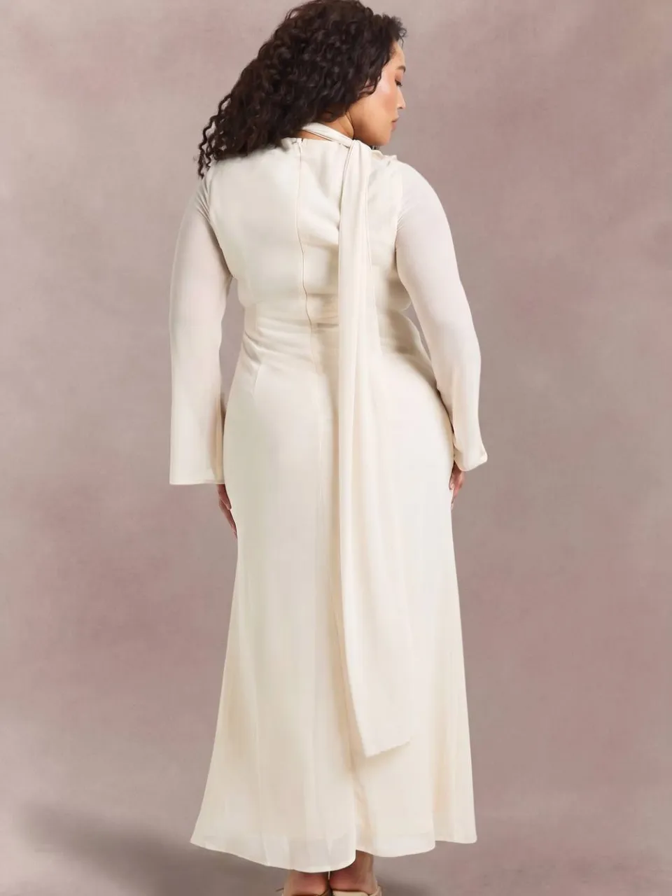 boohoo Dames Plus Maxi Jurk Met Ruche Voornaad En Sjaaldetail ecru, foto 2