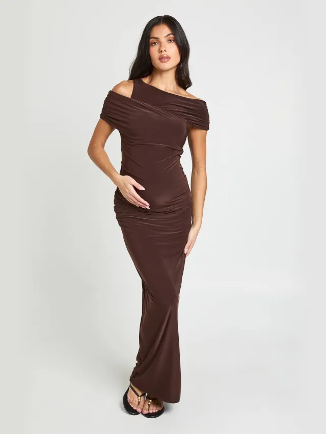 boohoo Dames Zwangerschaps Asymmetrische Bardot Maxi Jurk Chocoladebruin