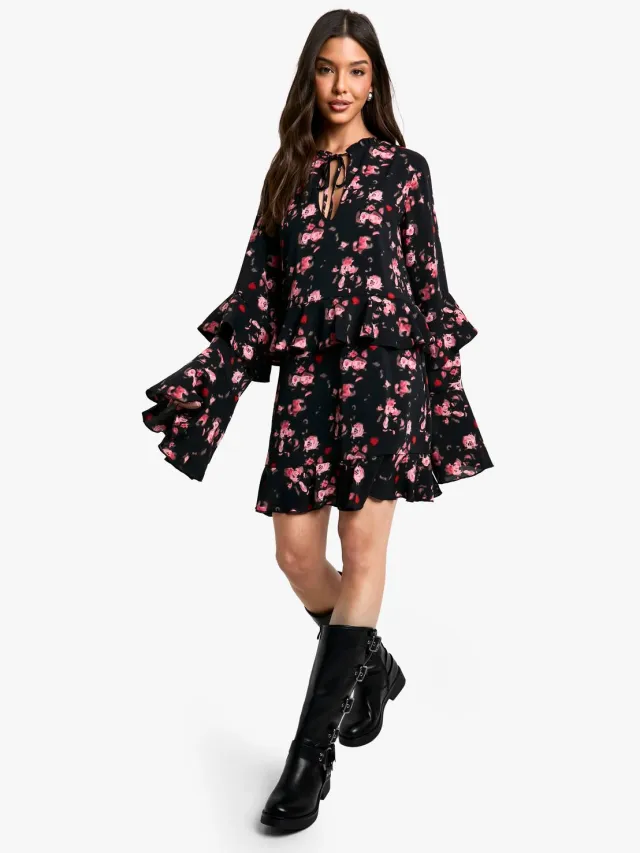boohoo Dames Bloemenprint Skaterjurk met Lange Mouwen en Sleutelgat Detail Zwart