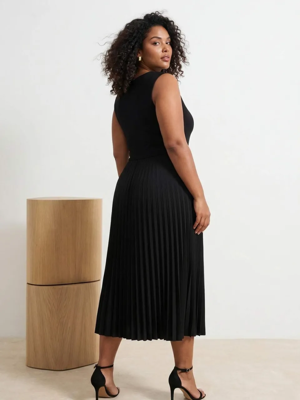 Trendyol Curve Dames Zwart Effen Midi Mouwloos Casual A-lijn Grote maten Jurk, foto 2