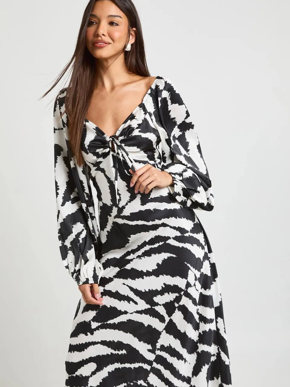 boohoo Dames Satijnen Midaxi Jurk Met Gemengde Dierenprint En Volumineuze Mouwen zwart, foto 3