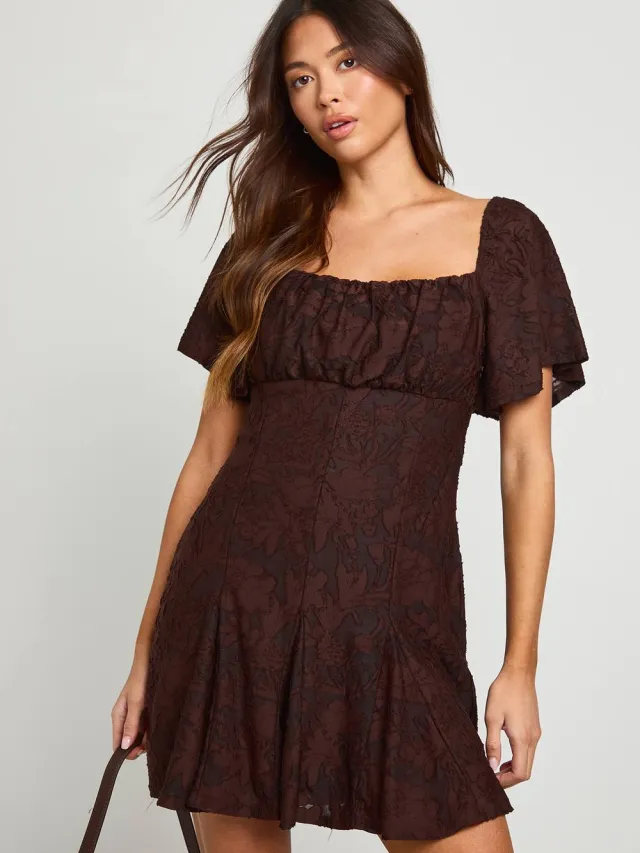 boohoo Dames Burnout Bloemenprint Godet Zoom Mini Jurk Chocoladebruin