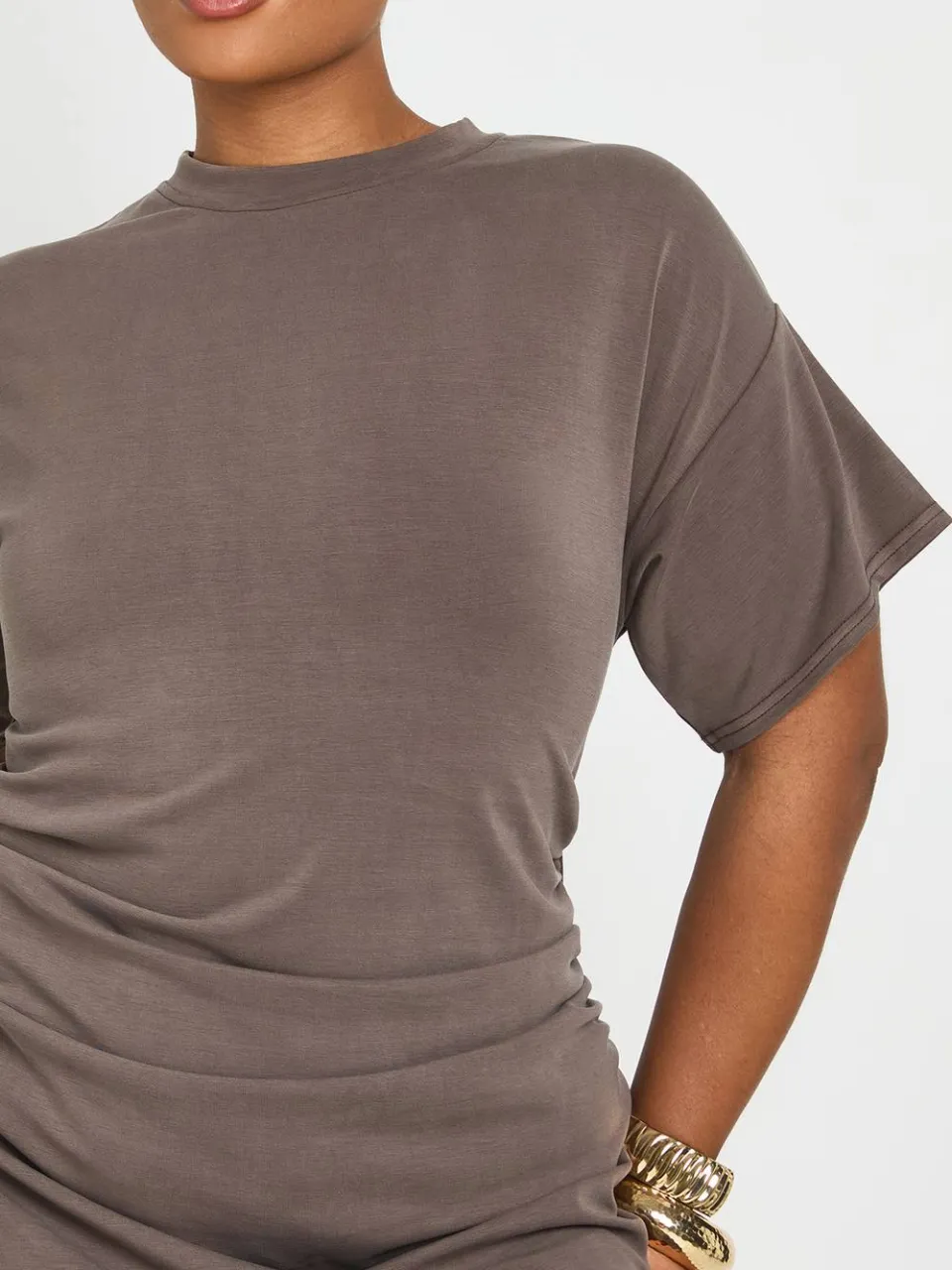 boohoo Dames Plus T-shirt Jurk Met Gerimpelde Taille mokka, foto 4