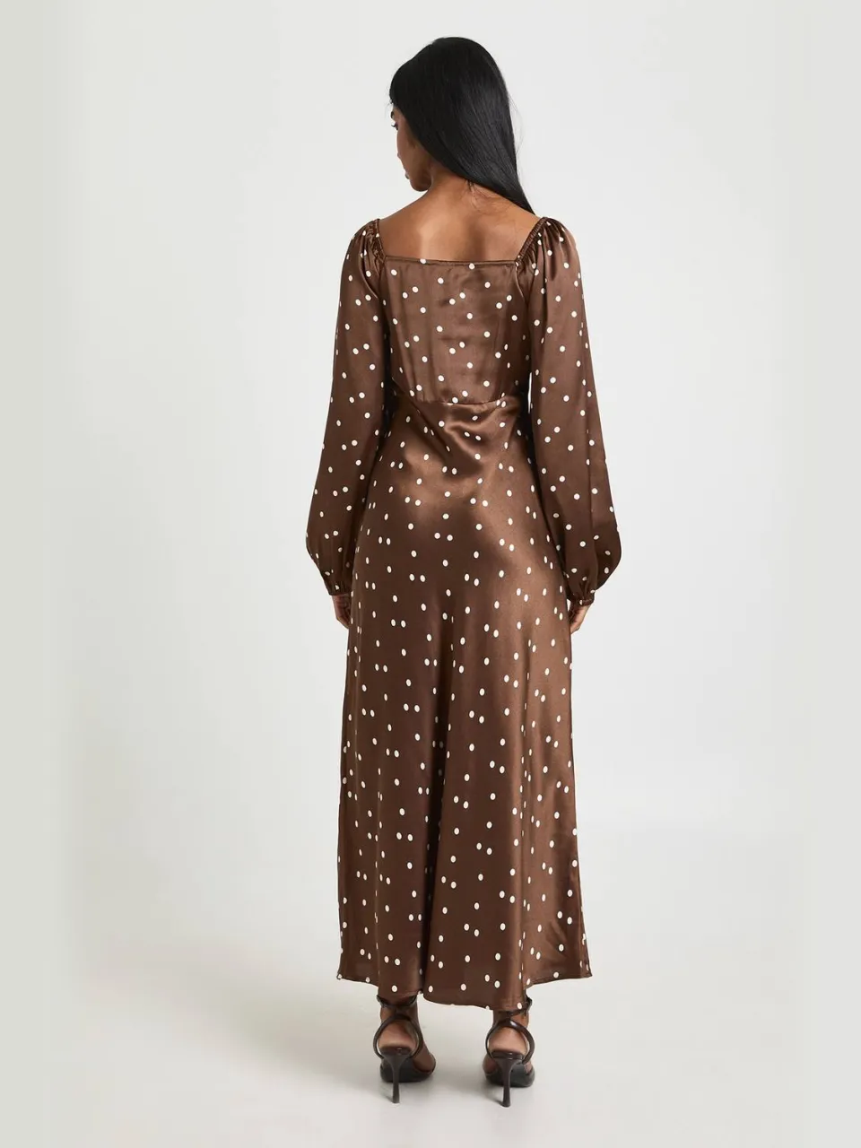 boohoo Dames Satijnen Midaxi Jurk met Stippenprint en Volumineuze Mouwen chocoladebruin, foto 2