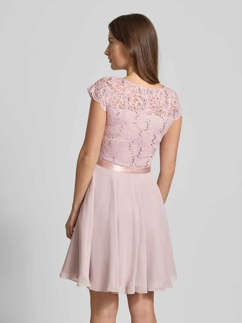 Swing cocktailjurk met kant en strikceintuur roze, foto 3