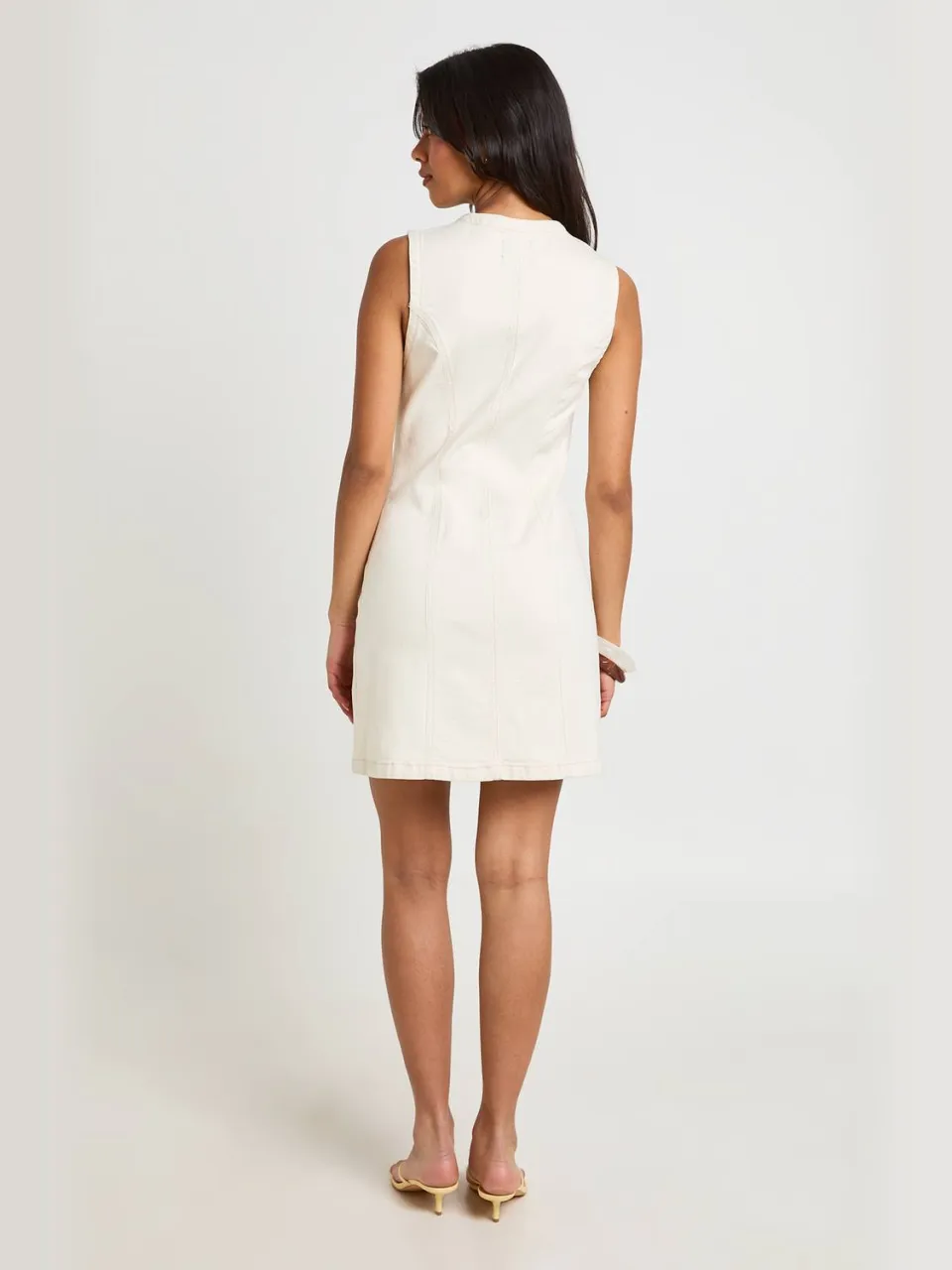 boohoo Dames Denim Mini Jurk Met Naaddetail En Knoopsluiting, foto 2