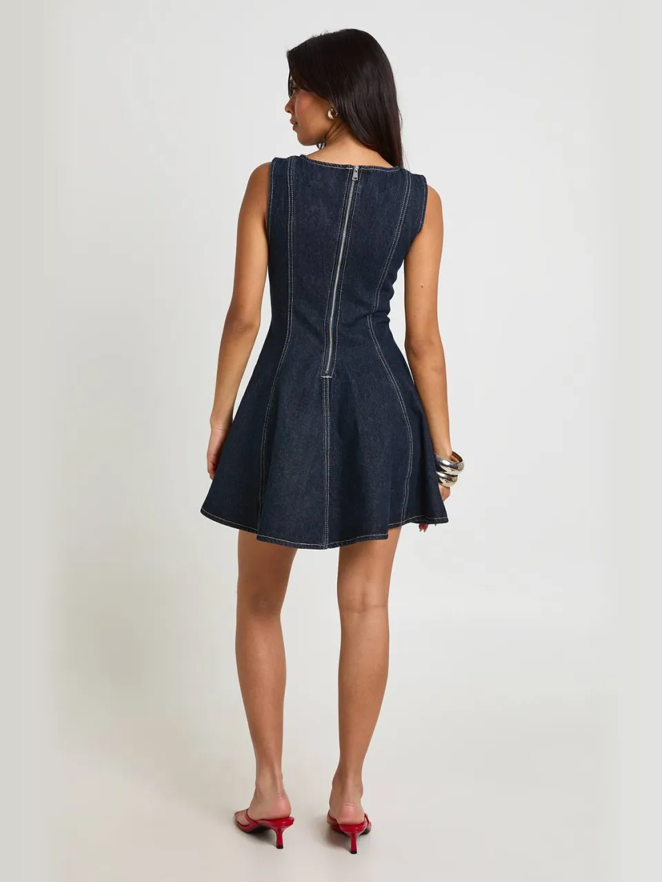 boohoo Dames Mouwloze Denim Jurk Met Uitlopende Zoom, foto 2