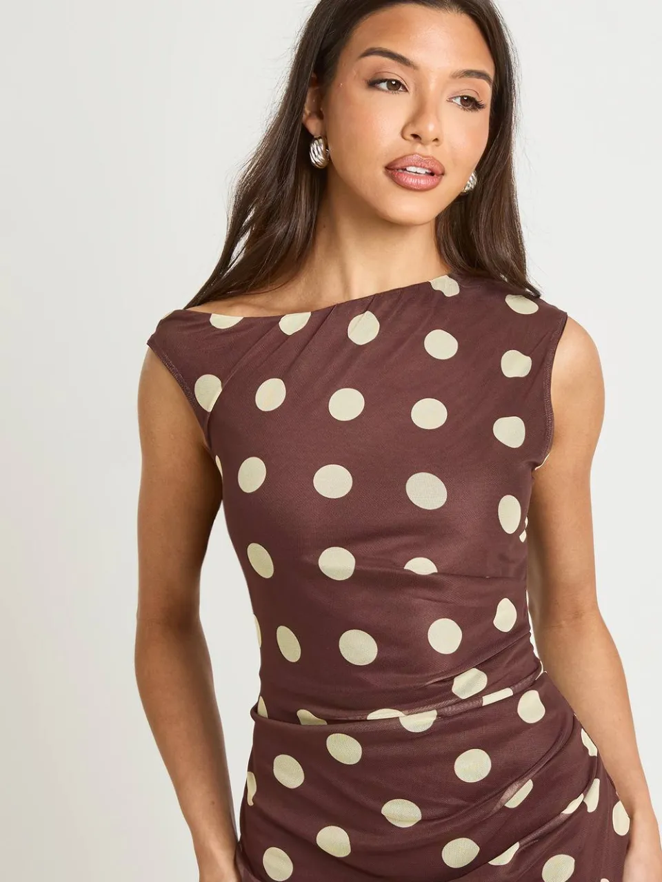 boohoo Dames Toon-op-toon Polkadot Maxi Jurk Met Asymmetrische Halslijn chocoladebruin, foto 4