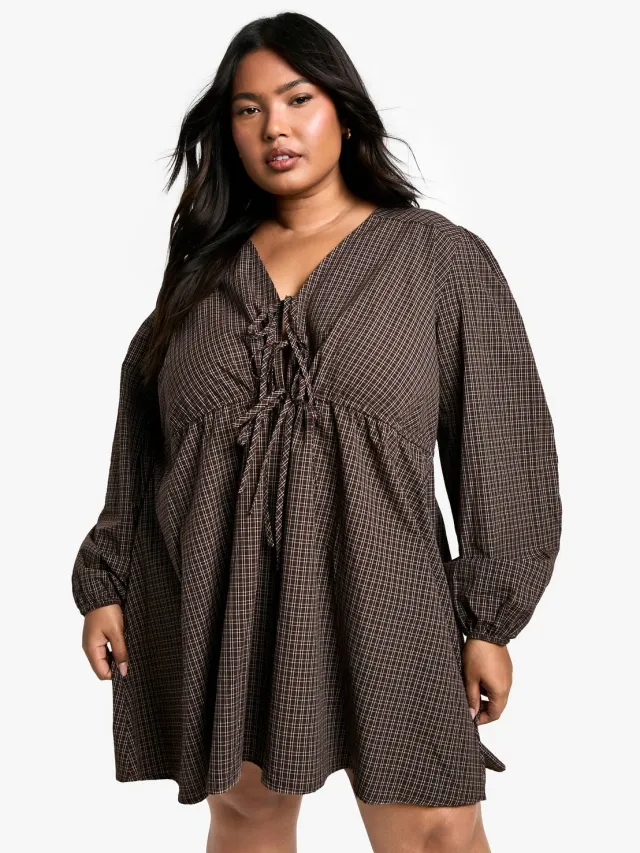 boohoo Dames Plus Geruite Smockjurk met Vetersluiting aan de Voorzijde Bruin