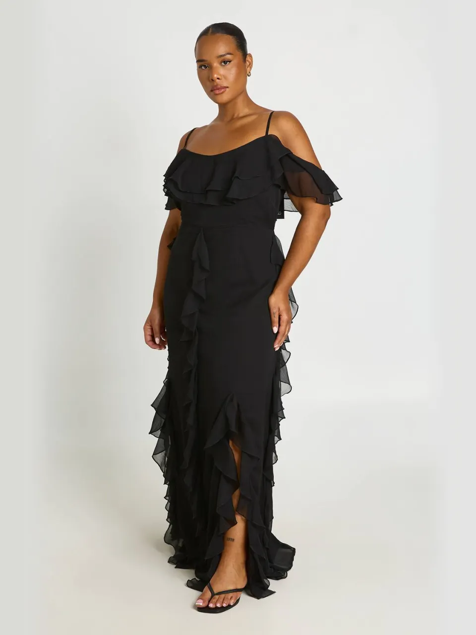 boohoo Dames Plus Chiffon Ruche Cold Shoulder Maxi Jurk zwart, foto 3