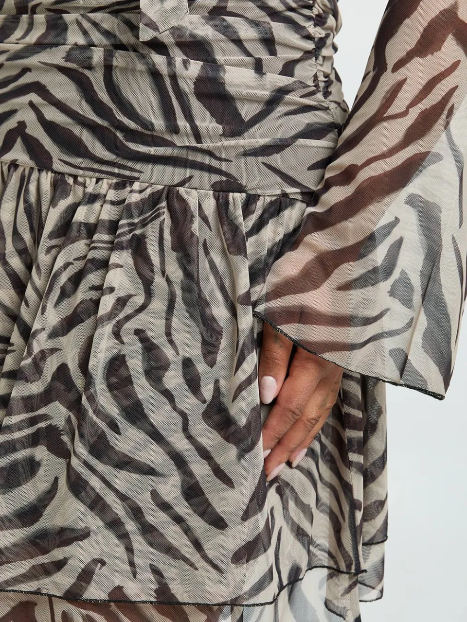 boohoo Dames Plus Zebra Hoge Hals Drop Rok Skater ecru, foto 4