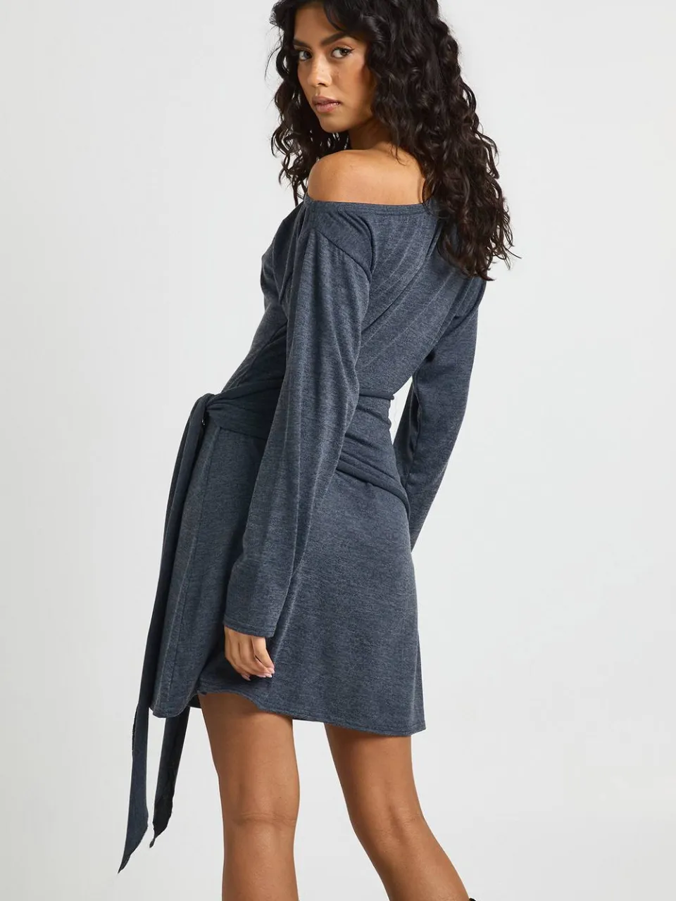 boohoo Dames Marl Asymmetrische Schouder Strikceintuur Mini Jurk leisteen blauw, foto 3