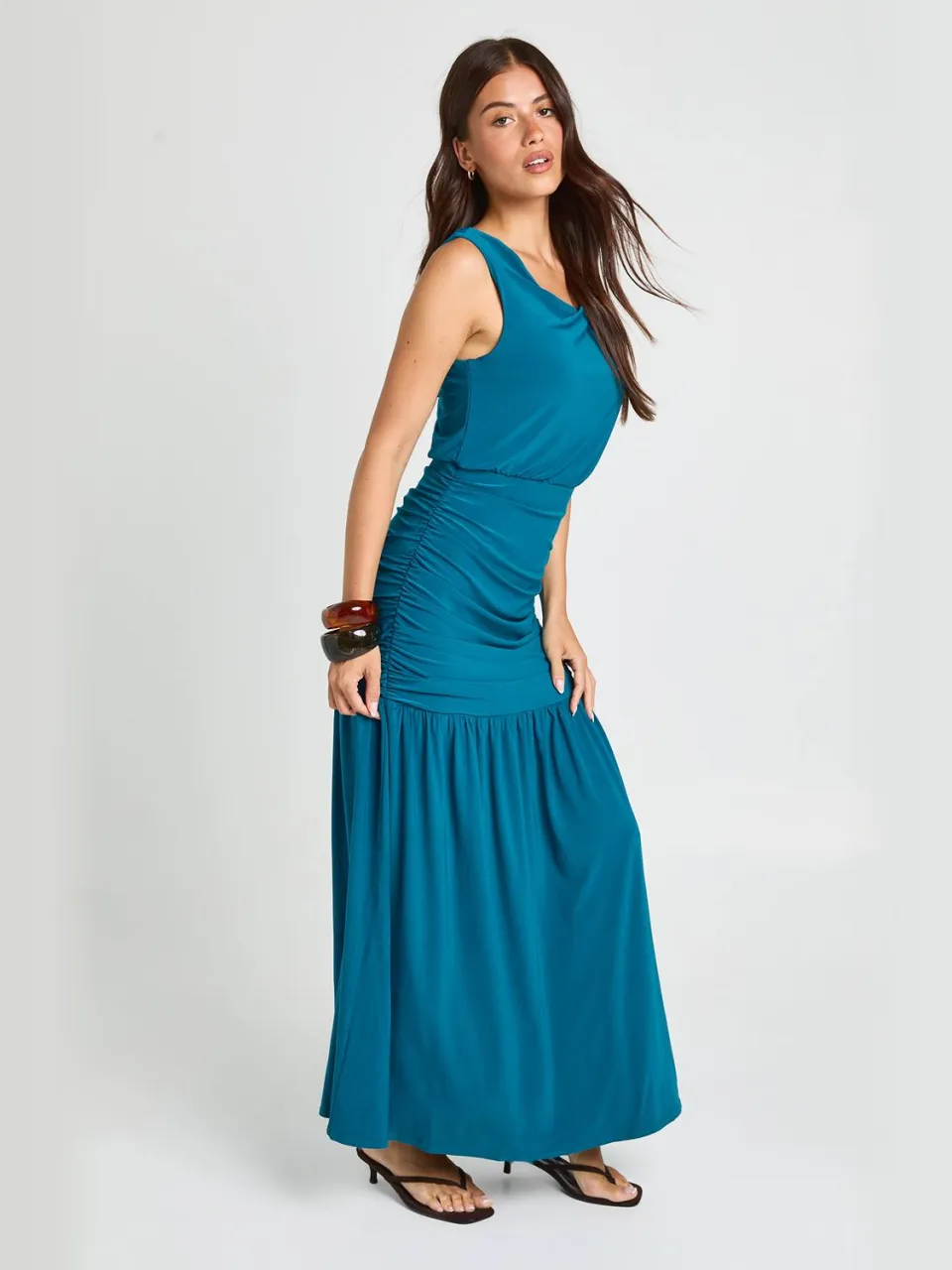boohoo Dames Dubbellaags Asymmetrisch Slinky Geplooid Taille Maxi Jurk groenblauw, foto 2