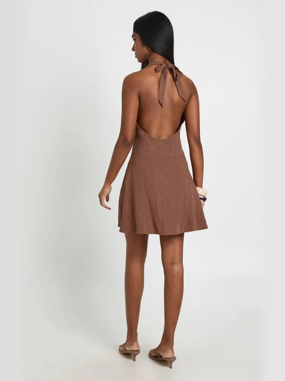 boohoo Dames Linnen-look Mini Jurk Met Geplooid Buste En Halternek chocoladebruin, foto 2