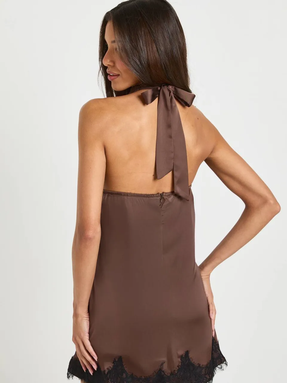 boohoo Dames Satijn & Kant Contrast Halterneck Mini Jurk espresso, foto 3