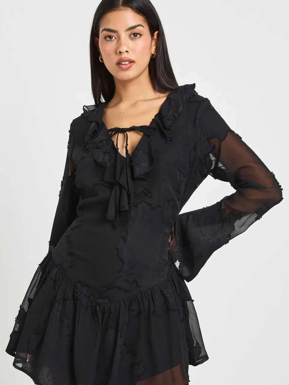boohoo Dames Bloemen Burnout Jurk met Dippende Zoom Mini zwart, foto 3