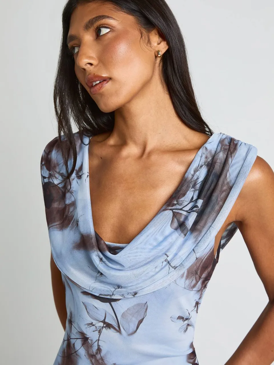 boohoo Dames Lange Bloemen Mesh Wijde Waterval Maxi Jurk pastelblauw, foto 4