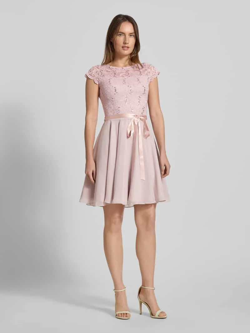 Swing cocktailjurk met kant en strikceintuur roze, foto 4