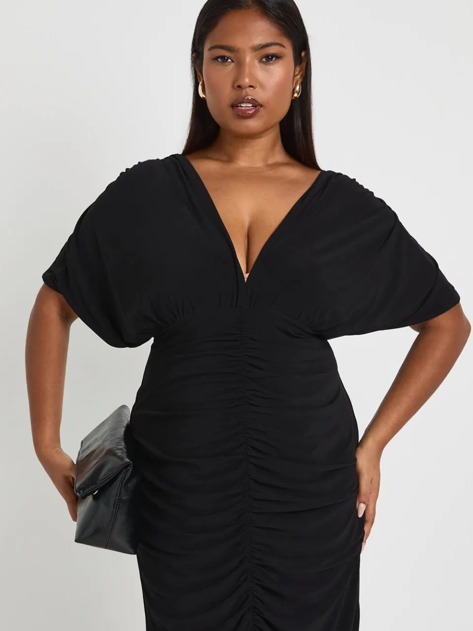boohoo Dames Plus Dubbelgelaagde Geruched Diep-uitgesneden Vleugelmouwen Maxi-jurk zwart, foto 4