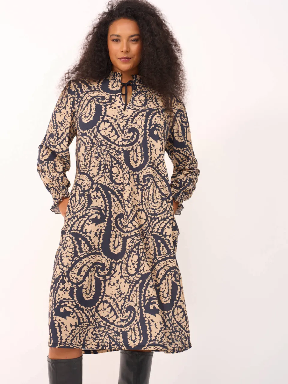 Plus Basics Plus-lijn jurk met smockwerk en print - donkerblauw/beige, foto 6