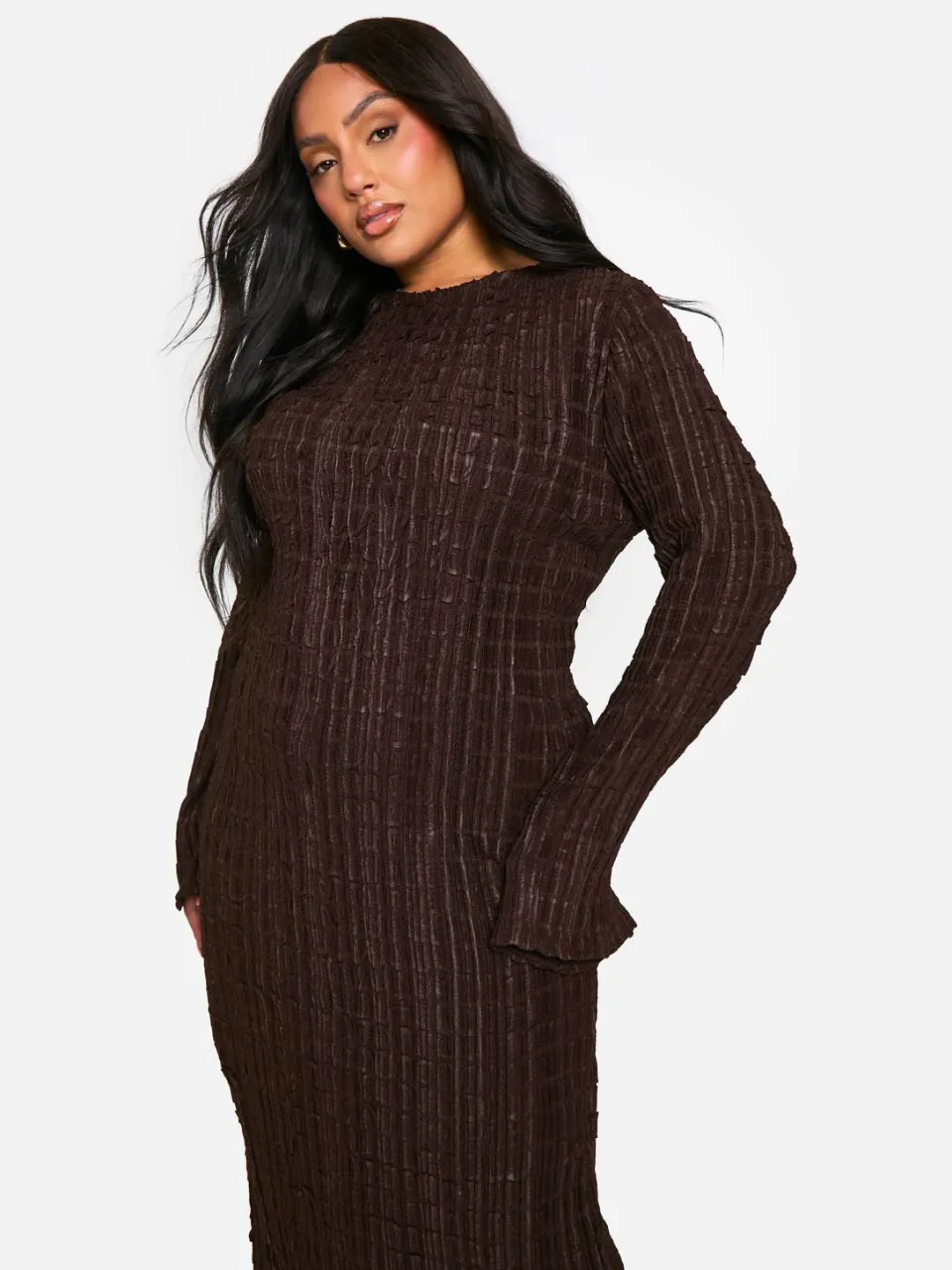 boohoo Dames PLUS GETEXTUREERDE MAXI-JURK MET UITLOPENDE MOUWEN chocoladebruin, foto 2