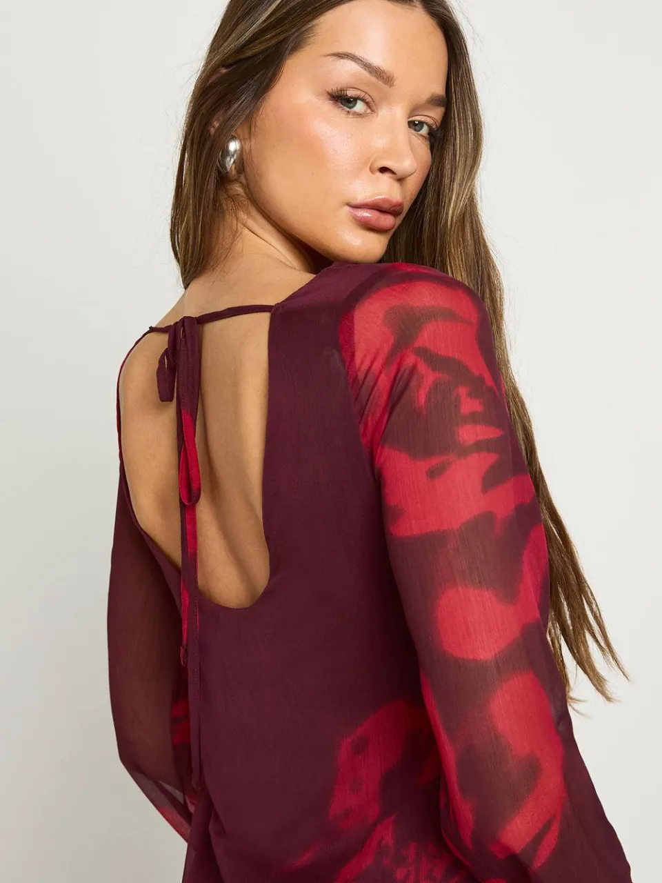 boohoo Dames Bloemen slipjurk met lange mouwen bordeaux rood, foto 3