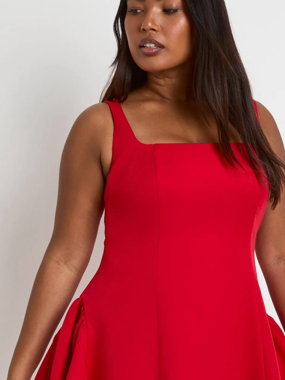boohoo Dames Plus geraffeld bandeau puffball skaterjurk rood, foto 4