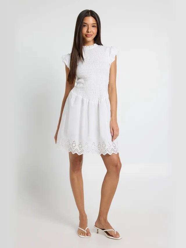 boohoo Dames Gesmockte Mini-jurk Met Broderie Zoom Ivoor