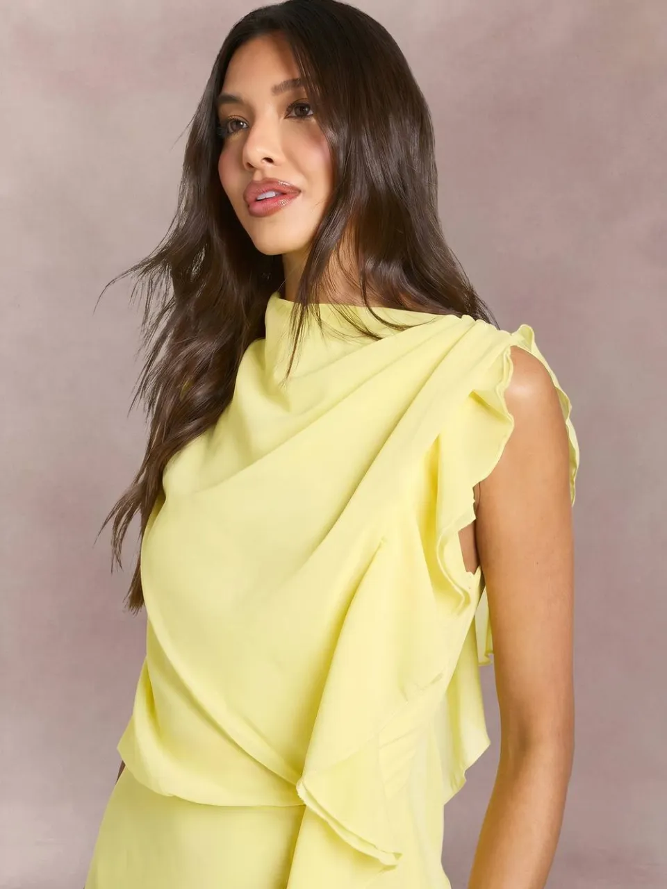 boohoo Dames Chiffon Maxi Jurk Met Hoge Hals En Ruche Detail citroen, foto 3