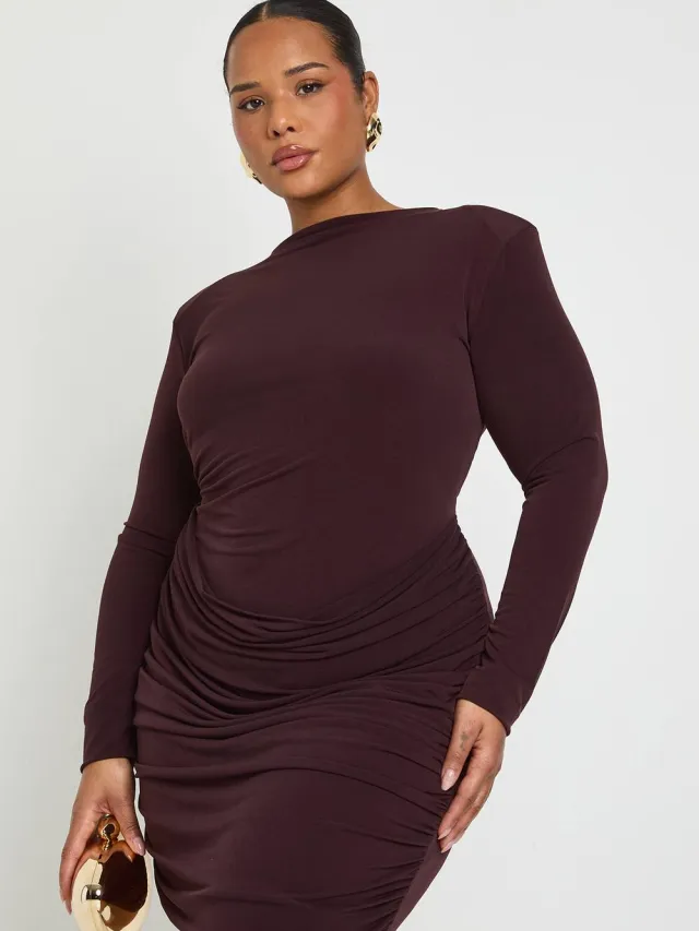 boohoo Dames Plus Slinky Schoudervulling Gedrapeerde Gerafelde Jurk chocoladebruin, foto 2