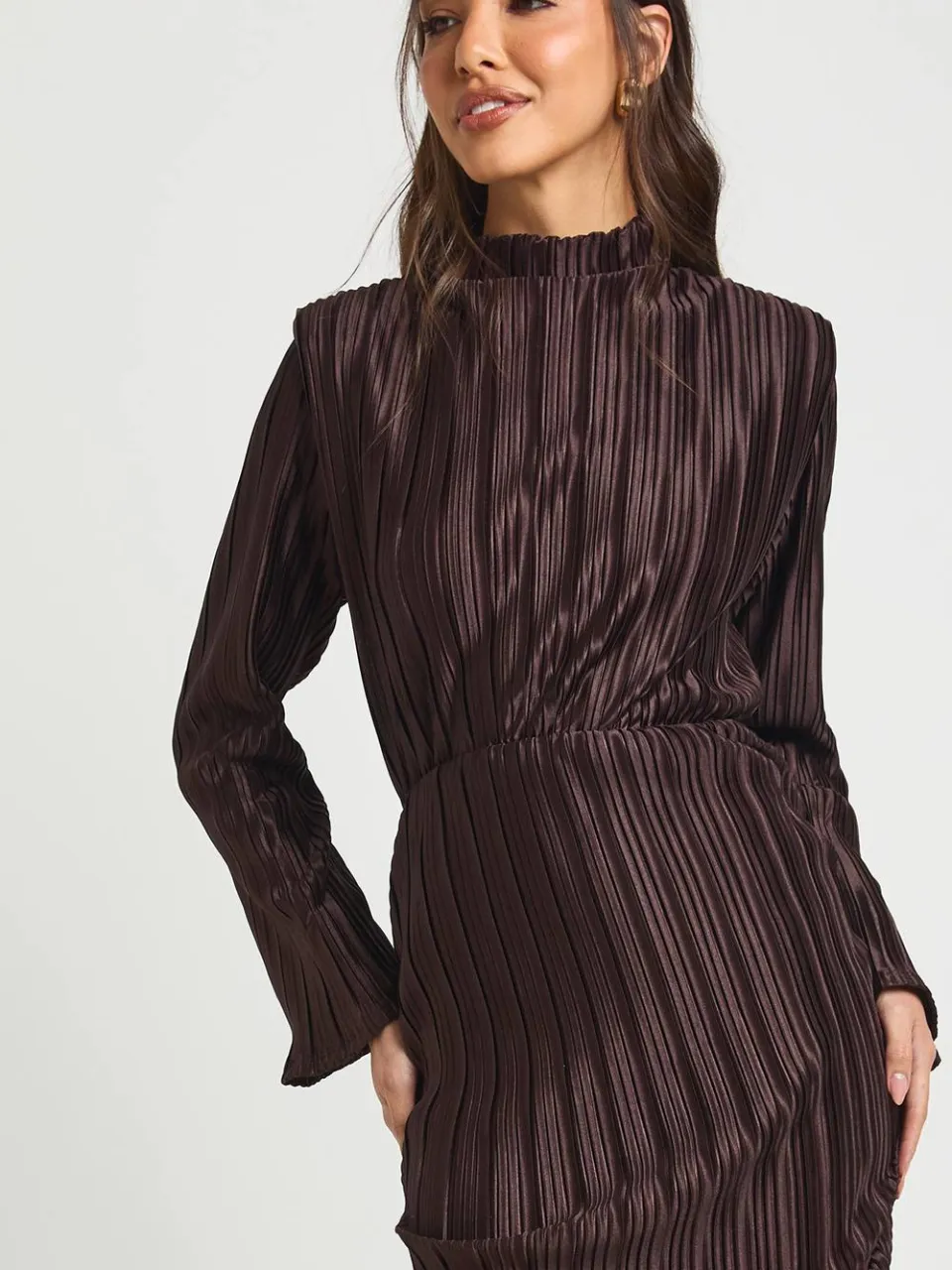 boohoo Dames Hoge Hals Plisse Midi Bodycon Jurk chocoladebruin, foto 4