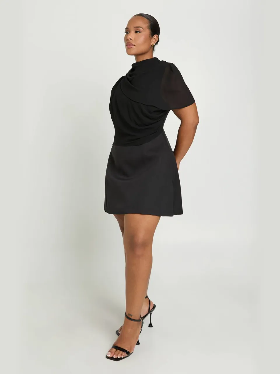 boohoo Dames Plus Geweven Chiffon Drapering Skater Jurk zwart, foto 2