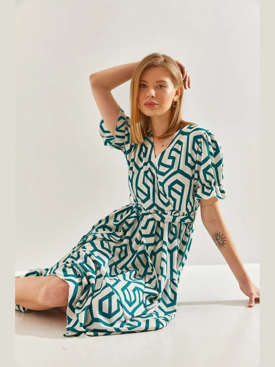 Bianco Lucci Geometrisch Patroon V-Hals Midi Jurk met Rijgceintuur groen, foto 2